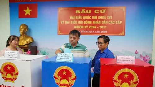 Cử tri khiếm thính trên địa bàn phường Bình Thạnh trực tiếp bỏ những lá phiếu bầu những người đại diện ưu tú cho chính mình.