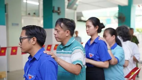 Phường Bình Thạnh đã bố trí đội ngũ tình nguyện viên hỗ trợ các cử tri khiếm thính trong quá trình thực hiện bầu cử được thuận lợi.