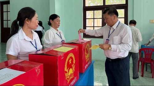 Người dân tham gia bỏ phiếu.