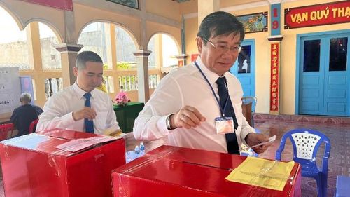 Lãnh đạo đặc khu Phú Quý tham gia bỏ phiếu.