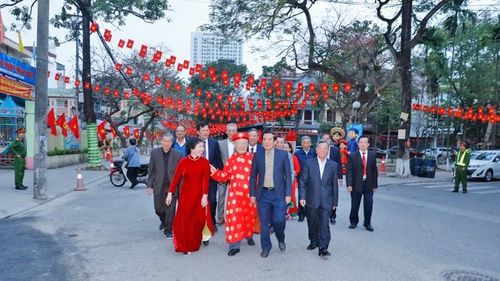 Cử tri phường Kinh Bắc nô nức đi bầu cử.