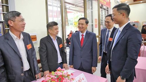 Phó Bí thư Tỉnh ủy, Chủ tịch Hội đồng nhân dân tỉnh Bắc Ninh Nguyễn Việt Oanh, trò chuyện với cử tri tại nhà văn hóa thôn Hoàng Hoa Thám, xã Tân Yên.