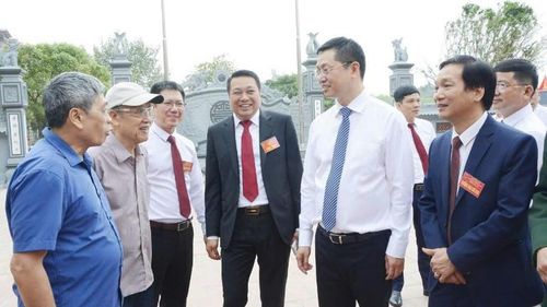 Phó Bí thư Tỉnh ủy Bắc Ninh Trần Huy Phương trò chuyện với cán bộ, cử tri phường Tam Sơn.