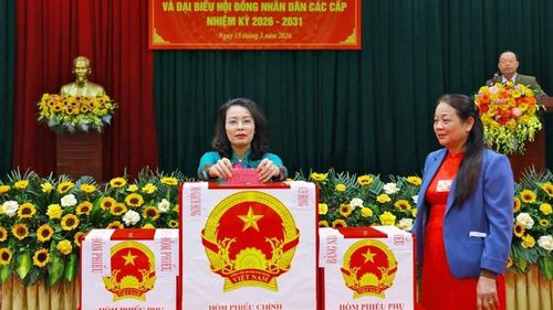 Phó Bí thư Thường trực Tỉnh ủy Bắc Ninh bỏ phiếu tại Khu vực bỏ phiếu số 4, tổ dân phố Trung, phường Việt Yên.