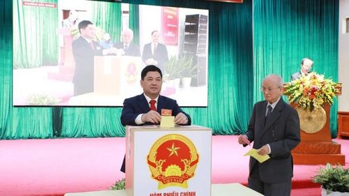 Đồng chí Nguyễn Hồng Thái, Ủy viên Trung ương Đảng, Bí thư Tỉnh ủy Bắc Ninh bỏ phiếu tại Tổ bầu cử số 2, phường Bắc Giang.