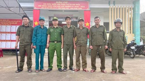 Lực lượng Công an phối hợp lực lượng bảo vệ an ninh trật tự ở cơ sở giữ vững an ninh trật tự trong ngày bầu cử.