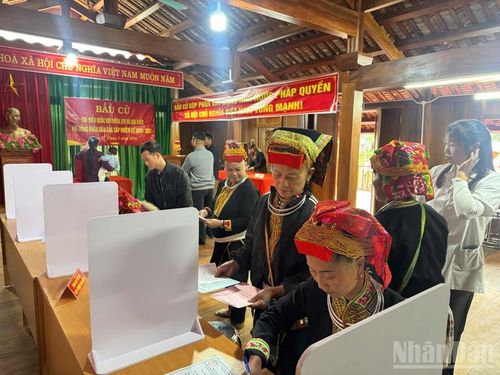  Các cử tri người Dao tham gia bỏ phiếu tại điểm bầu cử thôn Lân Châu, xã Hữu Liên. 