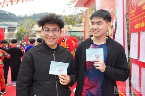  Cử tri trẻ thuộc phường Lương Văn Tri, phấn khởi trong lần đầu được đi bầu cử. 