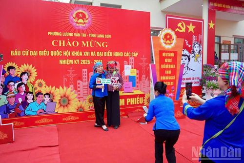  Các cử tri của tỉnh Lạng Sơn ghi lại khoảnh khắc đẹp trong Ngày hội của toàn dân. 