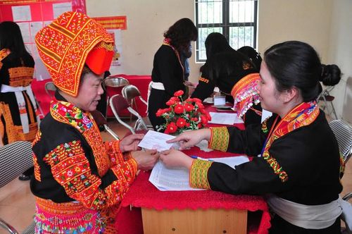  Bà con người dân tộc Dao thuộc xã Mẫu Sơn phấn khởi nhận phiếu cử tri. 