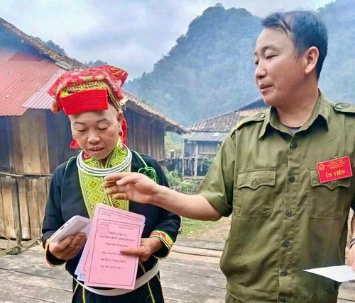  Bà con người Dao sinh sống tại xóm Lân Đặt, thôn Lân Châu được các cán bộ mang phiếu đến tận nhà để bỏ phiếu. 