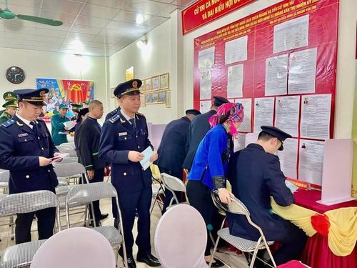  Cán bộ Hải quan cửa khẩu Tân Thanh thực hiện quyền và nghĩa vụ công dân tại điểm bầu cử xã Hoàng Văn Thụ. 