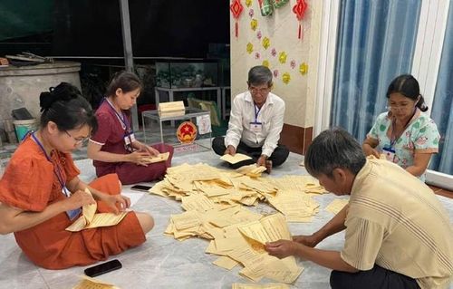 Cán bộ Tổ bầu cử số 9 thuộc đơn vị bầu cử số 19 (Xã Phước Vĩnh Tây, Phước Lý, Mỹ Lộc) đang kiểm phiếu.