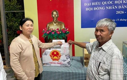 Cán bộ Tổ bầu cử số 9 thuộc đơn vị bầu cử số 19 (Xã Phước Vĩnh Tây, Phước Lý, Mỹ Lộc) tháo niêm phong thùng phiếu.