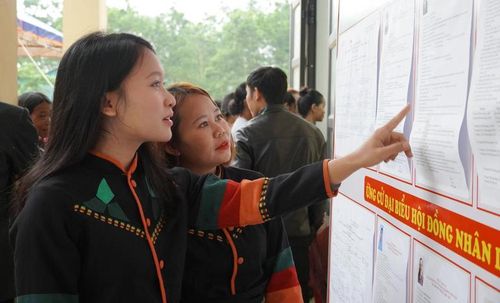 Cử tri đồng bào Rục xem danh sách các ứng cử viên được niêm yết tại các điểm bầu cử.