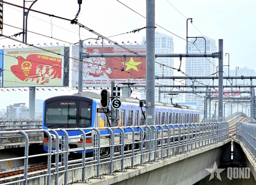  Nhiều tuyến phố ở TP Hồ Chí Minh được trang hoàng chào mừng ngày bầu cử. Ảnh: LÊ TIẾN