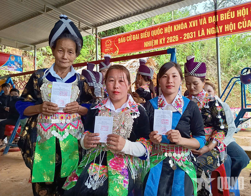 Ngày 13-3, hàng nghìn cử tri tại 55 khu vực bỏ phiếu thuộc 12 xã miền núi, biên giới của tỉnh Nghệ An tiến hành bầu cử sớm. Ảnh: HOA LÊ