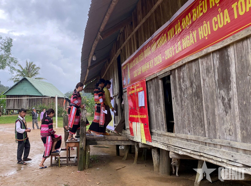 100% cử tri thôn O2, xã Vĩnh Sơn, tỉnh Gia Lai hoàn thành bầu cử sớm trong ngày 14-3. Ảnh: XUÂN ĐỊNH