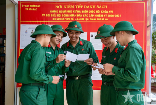  Niềm vui của các chiến sĩ Tiểu đoàn 4, Lữ đoàn 144 (Bộ Tổng Tham mưu) khi lần đầu cầm trên tay tấm thẻ cử tri và được đi bầu cử tại đơn vị. Ảnh: HÁN TRANG 