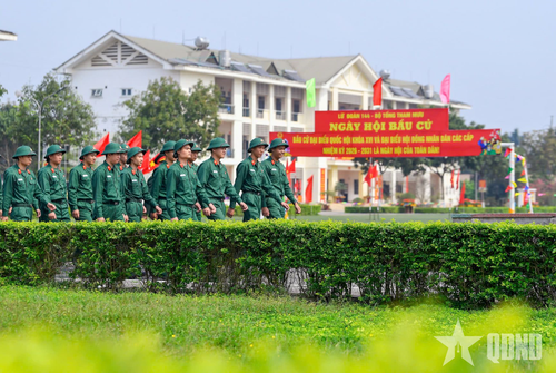 Cử tri tại Tiểu đoàn 4, Lữ đoàn 144 (Bộ Tổng Tham mưu) sẵn sàng tham gia bỏ phiếu tại Khu vực bỏ phiếu số 04, xã Hòa Lạc, TP Hà Nội. Ảnh: TUẤN HUY