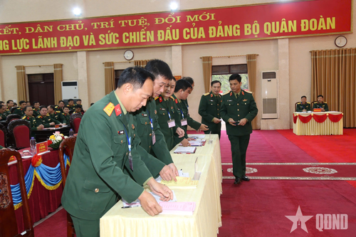 Các cử tri thực hiện quy trình bầu cử.