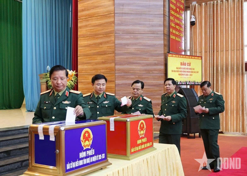 Thủ trưởng Bộ tư lệnh Quân khu 4 bỏ phiếu bầu cử.