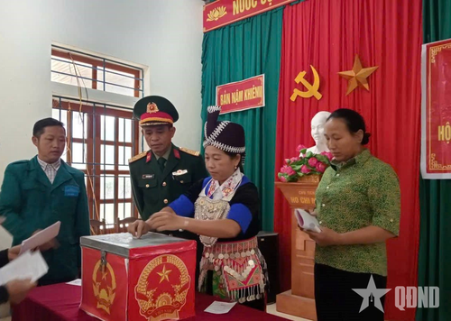Cử tri trên địa bàn huyện miền núi Nghệ An bỏ phiếu bầu ra người đại diện quyền lợi, nghĩa vụ cho mình.