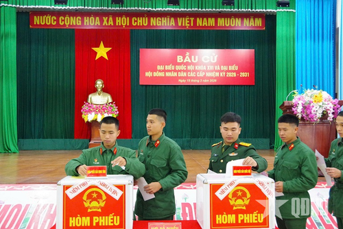 Chiến sĩ trẻ Sư đoàn 324 lần đầu tiên tham gia bầu cử.
