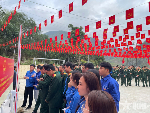 Quân và dân trên địa bàn xã Mường Lát, tỉnh Thanh Hóa náo nức tham gia Ngày hội non sông.