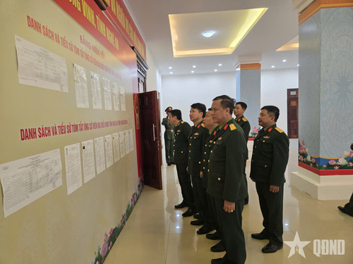 Cán bộ, chiến sĩ cơ quan Bộ tư lệnh Quân khu 4 tìm hiểu tiểu sử đại biểu ứng cử.