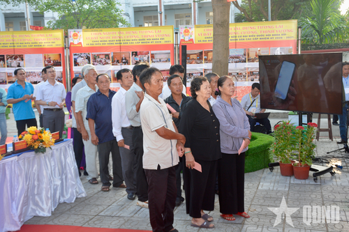 Cử tri chờ đến lượt tham gia bỏ phiếu. 