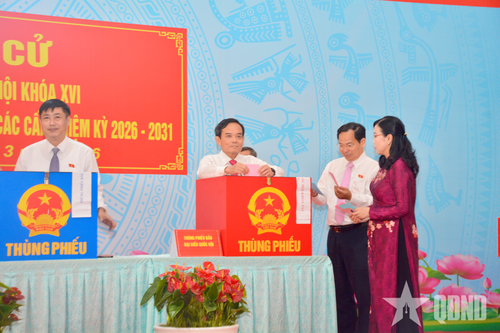 Đồng chí Trần Lưu Quang, Ủy viên Bộ Chính trị, Bí thư Thành ủy TP Hồ Chí Minh bỏ phiếu tại khu vực bỏ phiếu số 14 - xã Hóc Môn. 