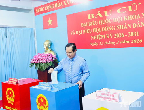 Đồng chí Nguyễn Văn Được, Ủy viên Trung ương Đảng, Phó bí thư Thành ủy, Chủ tịch UBND TP Hồ Chí Minh bỏ phiếu tại khu vực bỏ phiếu số 2 - phường Xuân Hòa.