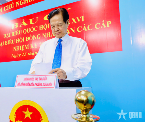 Nguyên Ủy viên Bộ Chính trị, nguyên Thủ tướng Chính phủ Nguyễn Tấn Dũng bỏ phiếu tại khu vực bỏ phiếu số 2 - phường Xuân Hòa.