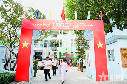 Cử tri phấn khởi hoàn thành quyền lợi và trách nhiệm công dân.