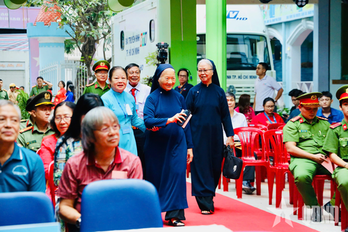  Cử tri háo hức đi bầu.