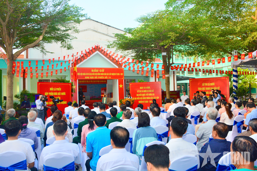 Khu vực bỏ phiếu số 14 tại Trường THCS Đỗ Văn Dậy, xã Hóc Môn được trang trí sinh động, tạo không khí phấn khởi cho ngày hội non sông. 