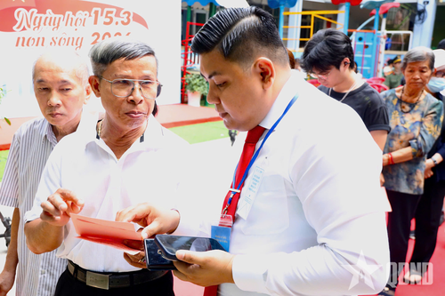 Hướng dẫn cử tri các bước tiến hành bỏ phiếu. 