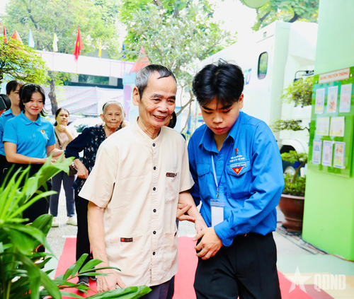 Đoàn viên địa phương hỗ trợ cử tri cao tuổi vào điểm bầu.
