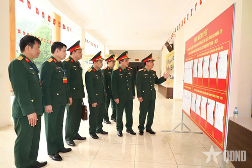 Lãnh đạo Tổng cục Hậu cần-Kỹ thuật kiểm tra công tác bầu cử tại Trường Cao đẳng Kỹ thuật Quân sự 1.