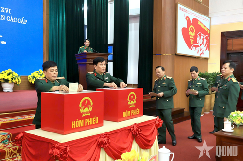 Lãnh đạo Tổng cục Hậu cần-Kỹ thuật bỏ phiếu bầu đại biểu Quốc hội và đại biểu HĐND các cấp tại Khu vực bầu cử số 16. 
