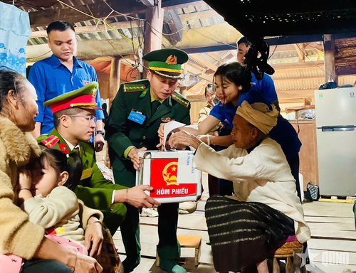Tổ bầu cử đưa hòm phiếu đến tận nhà người đau ốm, già yếu để cử tri thực hiện quyền và trách nhiệm công dân.