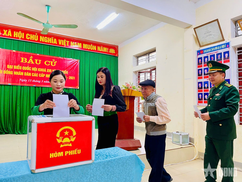 Các cử tri trên địa bàn biên giới Tri Lễ phấn khởi khi thực hiện quyền và trách nhiệm công dân.