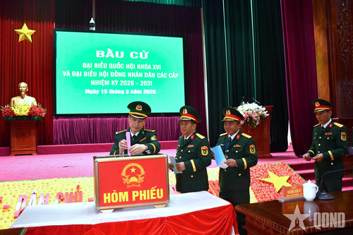 Lãnh đạo Ban chỉ huy Bộ đội Biên phòng tỉnh Lai Châu kiểm tra công tác bầu cử và tiến hành bỏ phiếu bầu cử.