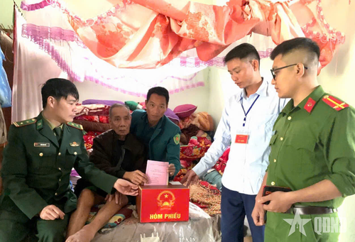 Với các cử tri không đến được khu vực bầu cử, tổ bầu cử mang hòm phiếu đến tận nhà để cử tri bỏ phiếu bầu.