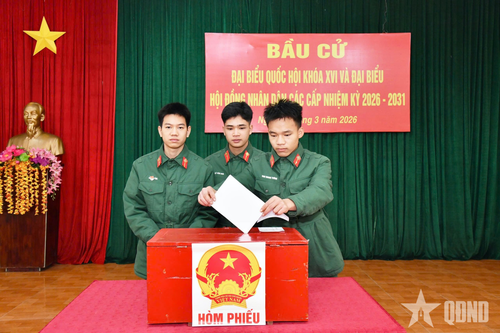 Chiến sĩ mới Trung đoàn 174, Sư đoàn 316 phấn khởi khi lần đầu được thực hiện quyền bầu cử. 