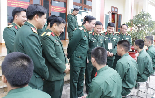 Thiếu tướng Phạm Hùng Hưng, Phó tư lệnh Quân khu 2 kiểm tra công tác bầu cử tại Sư đoàn 316. 