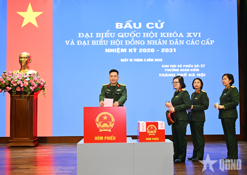 Cử tri trẻ Báo Quân đội nhân dân tham gia bỏ phiếu.