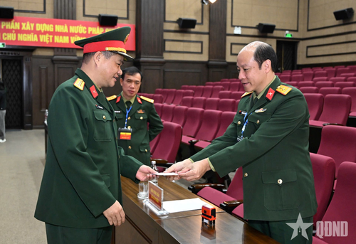 Đại tá Nguyễn Hồng Hải, Phó tổng biên tập Báo Quân đội nhân dân đóng dấu phiếu cử tri sau khi hoàn thành việc bỏ phiếu.