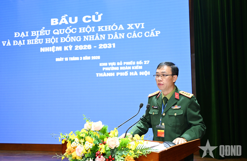 Đại tá Trương Trung Tuấn, Tổ trưởng Khu vực bỏ phiếu số 27, phường Hoàn Kiếm, TP Hà Nội đọc diễn văn khai mạc.